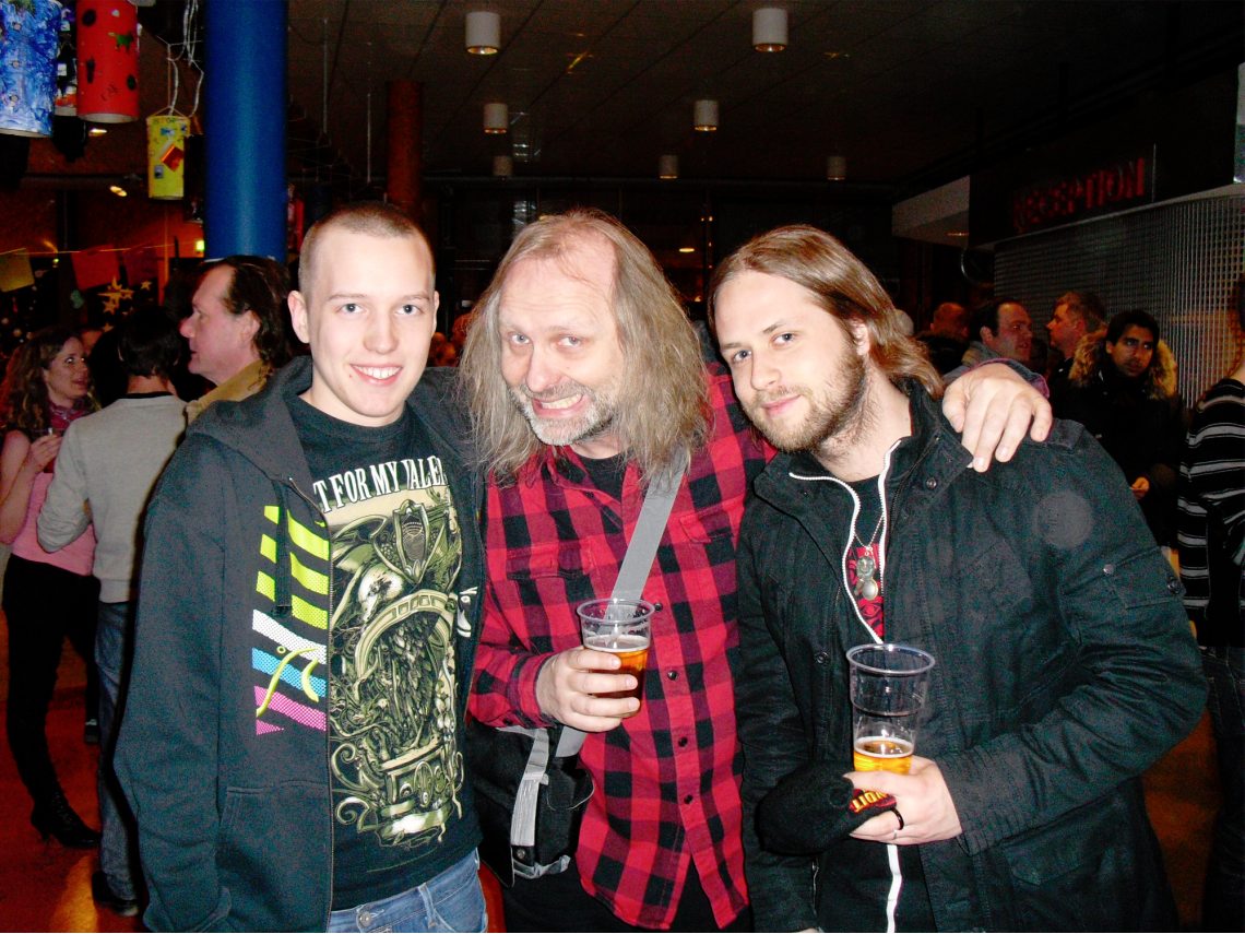 Robin, Uffe (Fantastiska Nöjen) och Martin (Bandit Radio) delar en stilla pils. Robin, Uffe (Fantastiska Nöjen) och Martin (Bandit Radio) delar en stilla pils.