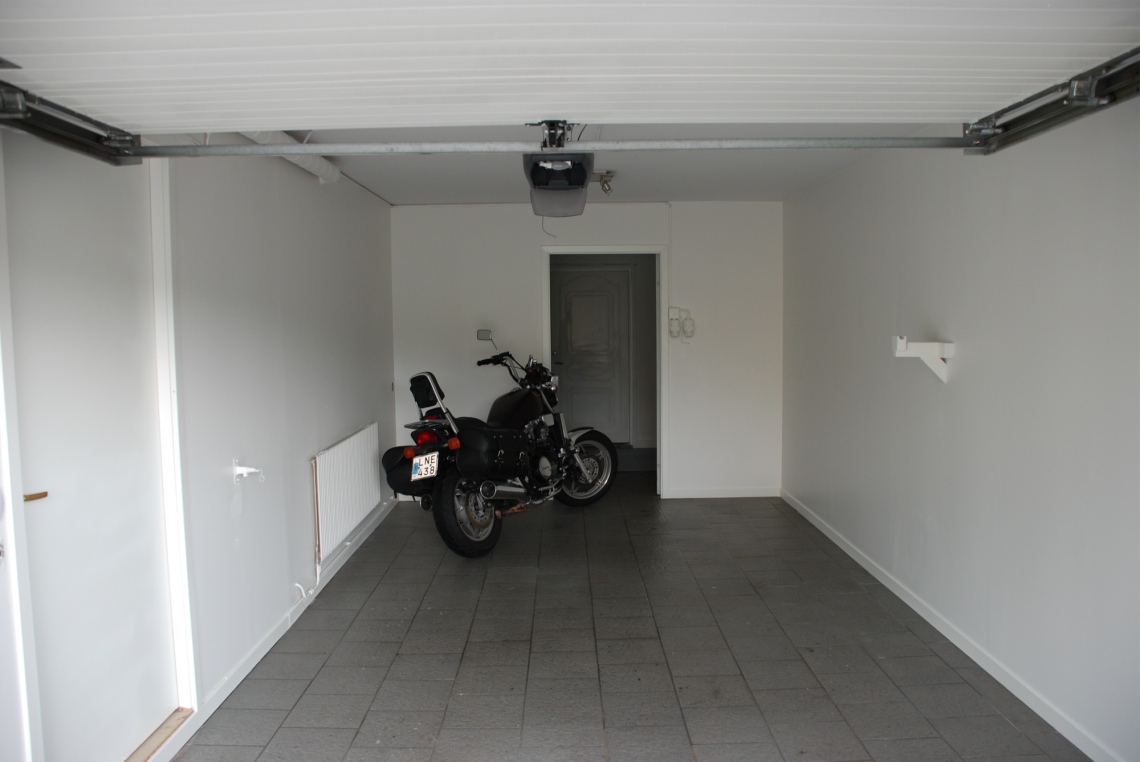 Nu skall vi bara hitta något trevligt att sätta på väggarna, varför inte lite B&O eller några planscher med gamla bilar. Nu skall vi bara hitta något trevligt att sätta på väggarna, varför inte lite B&O eller några planscher med gamla bilar.