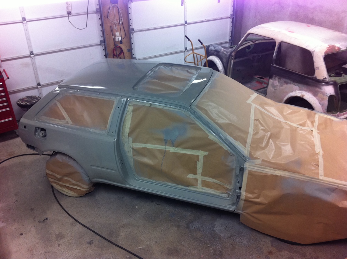 Ett rejält lager grundfärg gör det möjligt att vattenslipa och få en slät yta innan topplacken läggs. Ett rejält lager grundfärg gör det möjligt att vattenslipa och få en slät yta innan topplacken läggs.