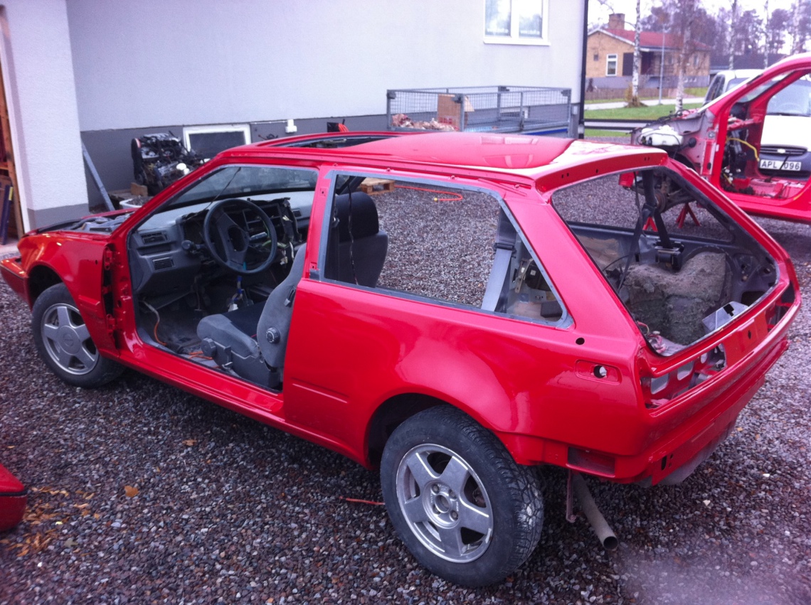 Det är svårt att tro att bilen för någon vecka sedan var grå och jag kan garantera att tidigare ägaren inte känner igen sin bil som egentligen borde varit skrotad sedan länge. Det är svårt att tro att bilen för någon vecka sedan var grå och jag kan garantera att tidigare ägaren inte känner igen sin bil som egentligen borde varit skrotad sedan länge.