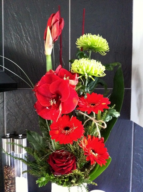 Nog är man en romantiker alltid, frugan fick naturligtvis en blomma på dagen, fattas bara Nog är man en romantiker alltid, frugan fick naturligtvis en blomma på dagen, fattas bara